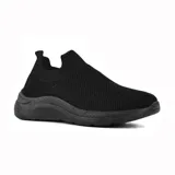 Zapatilla deportiva celeste de tela tejida con suela blanca.