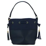 Cartera tipo tote bag negra con doble asa de hombro y cierre superior. Incluye un neceser con correa desmontable.