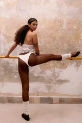 Top color crema de encaje con breteles finos y espalda descubierta.