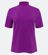 Remera básica de algodón negra, con cuello alto y mangas cortas.