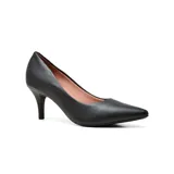 Zapato de vestir de cuero negro con punta fina y taco aguja.