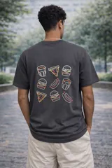 Remera de algodón premium color gris oscuro, con cuello redondo y manga corta. Presenta un pequeño estampado frontal de una porción de pizza con bordes de neón amarillo y rojo.