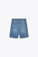 Bermuda de denim azul de tiro medio con cinco bolsillos, trabilla ajustable en la espalda, bajo sin costuras y cierre frontal con botones metálicos.