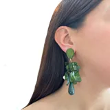 Aros colgantes largos de resina verde con forma de racimo y terminación en gota.