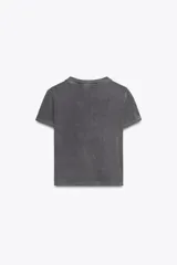 Camiseta color crema de algodón con efecto lavado, corte regular, cuello redondo, manga corta y texto marrón estampado en el frente con la frase 'Sun-Kissed in Maldives'.