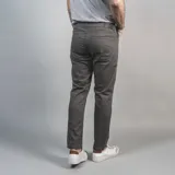 Pantalón de vestir azul con corte recto y cinco bolsillos.