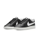 Championes urbanos Nike Court Royale, color negro con detalles en blanco, de cuero sintético.