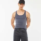 Musculosa gris de canalé con cuello redondo y sisas amplias.