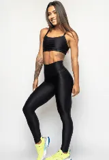 Calza deportiva negra de tiro alto, confeccionada en poliamida y elastano, con bolsillo en la cintura.