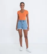 Remera básica celeste con escote en V, manga corta y bolsillo pequeño en el pecho.