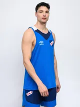 Musculosa de entrenamiento Umbro del Club Nacional de Football, color azul con detalles en blanco y cuello en V azul marino. Incluye logo de Umbro y escudo del club en el frente.