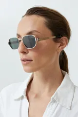 Lentes de sol con marco dorado y lentes rectangulares color negro.