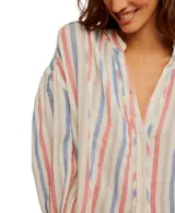 Camisa de manga larga con cuello mao y cierre frontal con botones. Diseño a rayas verticales en tonos celeste, rosa y blanco.