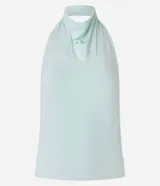 Blusa color celeste, de microfibra, con cuello drapeado y espalda descubierta.