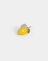 Prendedor dorado con forma de limón esmaltado en amarillo, con hoja superior con strass y hoja inferior verde.