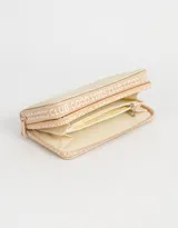 Billetera rectangular color lila con detalles en amarillo, formato fichero de tela deportiva con doble cierre circundante.