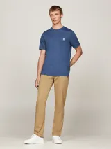 Remera azul de algodón con cuello redondo y logo bordado en el pecho.