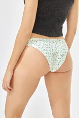 Vedetina de tiro bajo, color blanco con estampado de pequeñas flores en tonos celeste y verde.