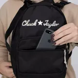 Mochila negra con logo Converse Chuck Taylor en blanco. Cuenta con un bolsillo frontal con cierre, correas ajustables y espalda acolchada.