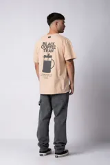 Remera color durazno de algodón lavado con estampa frontal con la frase "Coffee Break is the best kind of break".