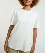 Remera gris de corte cuadrado, cuello redondo y mangas cortas.