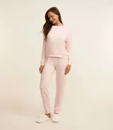 Conjunto de pijama largo color rosa claro, compuesto por un buzo de cuello redondo y un pantalón con lazo en la cintura.
