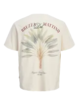 Remera color hueso de algodón con cuello redondo y manga corta. Estampado en la espalda con diseño de hojas de palmera y texto "Brezza Del Mattino Originals Summer Edition EST 1990".
