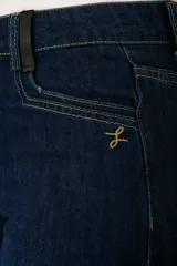 Pantalón de jean azul oscuro, de corte palazzo y tiro alto.