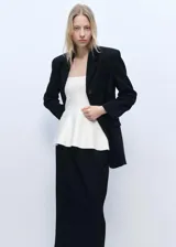 Top bandeau blanco de punto fino con corte peplum. Diseño sin breteles, ideal para fiestas y ceremonias.