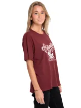 Remera de manga corta color bordó con estampa frontal de la marca Caterpillar en color blanco.