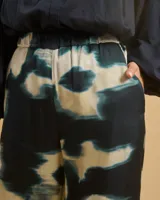Pantalón de viscosa con estampado abstracto en tonos azul y beige, corte recto y pretina elástica.