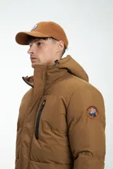 Campera puffer color marrón con capucha no desmontable, cierre frontal con cremallera y botones a presión, bolsillos laterales y bolsillo en el pecho con cierre.