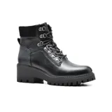 Botas de cuero sintético color blanco con caña media, acordonadas con herrajes metálicos dorados, cuello de punto acanalado y suela track con plataforma.