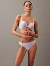 Conjunto de lencería color lila, compuesto por un corpiño con aro y breteles regulables, y una bombacha tipo colaless.