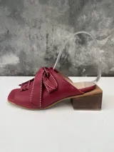 Sandalia mule color bordeaux de cuero con moña de gross y taco de madera.