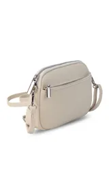 Bandolera pequeña color negro, de material símil cuero, con correa fina y herrajes plateados.