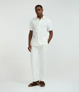 Camisa de hombre confeccionada en algodón, modelo comfort, color blanco con estampa bordada de flores. Posee cuello inglés, manga corta y abotonado delantero.