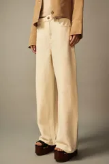 Pantalón de jean negro con efecto lavado, corte wide leg y tiro alto.