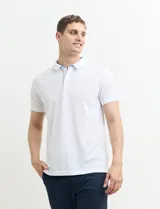 Chomba blanca de piqué con cuello polo y tapeta de dos botones.