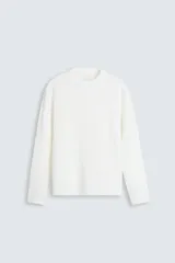 Camiseta blanca de manga larga con cuello redondo y textura cuadriculada.