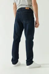 Pantalón de jean celeste de corte recto, con cintura regular y tiro medio. Presenta un pequeño agujero en la rodilla derecha y logo bordado en el bolsillo delantero. Confeccionado en algodón con spandex.
