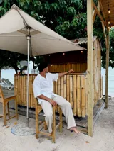 Camisa blanca de corte amplio, con cuello clásico y mangas cortas. Ideal para usar en verano.