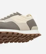 Championes de hombre marca Viko, estilo jogging, color azul marino y negro, con cordones y suela de goma. Confeccionados en material sintético con textura y recortes.