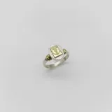 Anillo de plata 925 con apliques en oro 18k, con el símbolo de la contaduría en el centro.