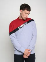 Buzo Umbro a la base con cortes y cambios de color: rojo, gris y negro. Logotipo Umbro estampado en el pecho.