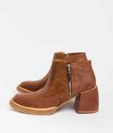 Botas cortas de cuero color marrón, con cierre lateral y taco de madera forrado en cuero.