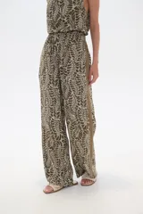 Pantalón de lyocell con estampado abstracto en tonos verde oliva y beige, corte palazzo con cintura elastizada y detalle de franja lateral lisa.