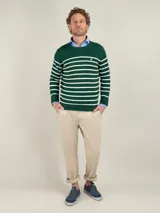 Jersey de punto inglés verde con rayas horizontales blancas, cuello redondo y logo bordado en el pecho.
