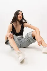 Championes negros de cuero con detalle de estrella plateada y talón plateado.