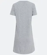 Camisón corto gris con estampado de lunares blancos, cuello redondo, manga corta, detalle de encaje en los hombros y abotonado en el frente.